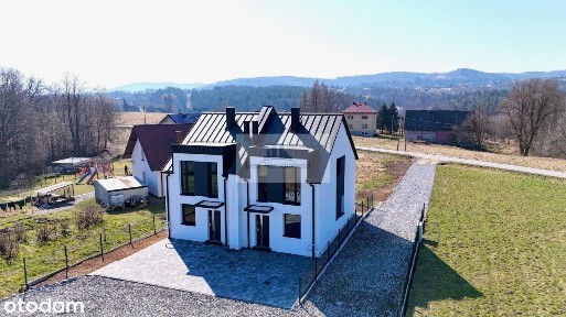 Nowoczesny dom w spokojnej okolicy pompa ciepła, dwa miejsca post.