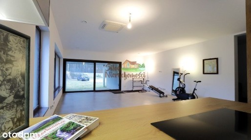 Nowoczesny dom z podwójnym garażem.