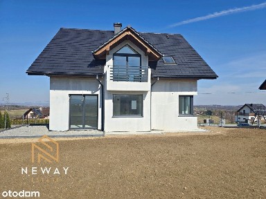 Dom w malowniczej okolicy z widokiem na góry