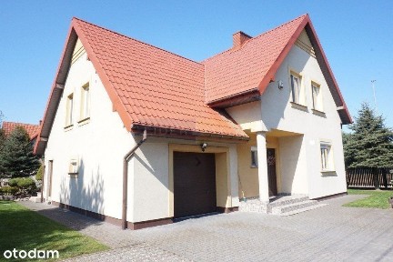 Wolnostojący, Zadbany w pięknym ogrodzie.