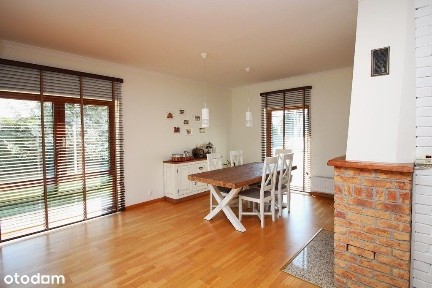 Dom wolnostojący z basenem i ogrodem zimowym