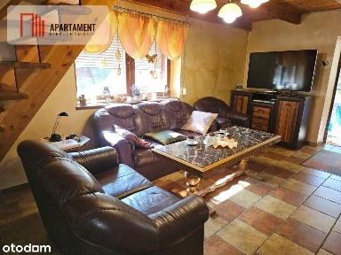 Ładny dom w lesie blisko jeziora