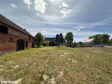 Dom z budynkiem gospodarczym we wsi Krobielewko