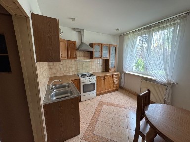 Przestronna kawalerka z dużą piwnicą, garażem i ogródkiem - Gracze