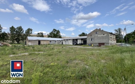 Nowoczesna hala produkcyjno-magazynowa z budynkiem mieszkalnym.