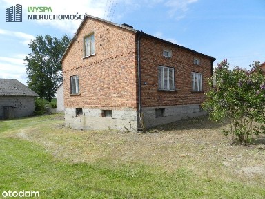 Dom wolnostojący z dużym budynkiem gospodarczym.