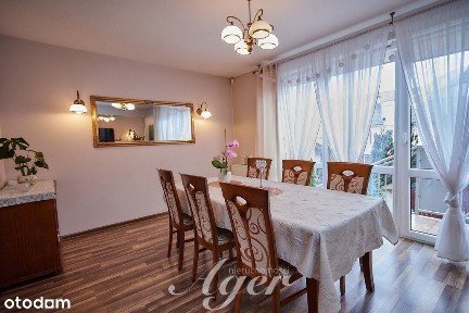 *Przestronny dom w zabudowie szeregowej z garażem*