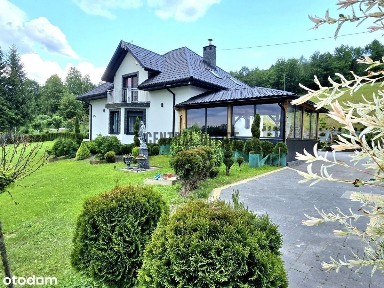 Piękny dom, z garażami i mieszkaniem Niebylec