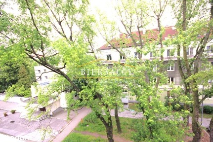 Kawalerka w kamienicy blisko Metra Racławicka