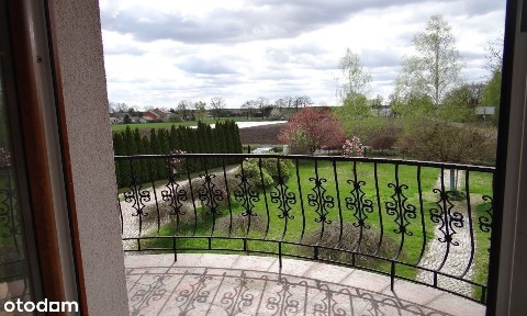 Dom wolnostojący w otoczeniu zieleni