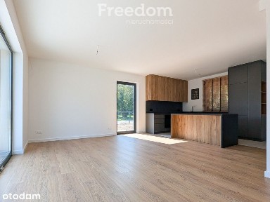 Nowy wykończony dom gotowy do wprowadzenia