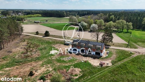 Nowoczesny dom, zielona okolica, pompa ciepła