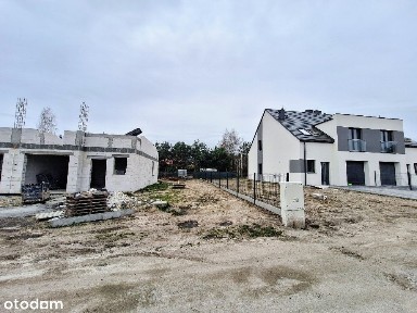 duża działka, asfalt, latarnie, las, swiatłowódd
