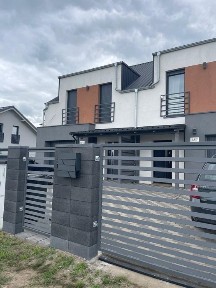 Dom nowy z widokiem na rzekę Warte.