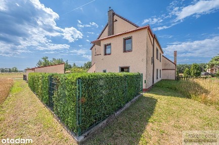 Połowa domu w uroczym cichym zakątku