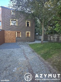 Dom w centrum, z widokiem na park.