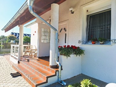 Przytulny dom z dużą działką -1km do jeziora!