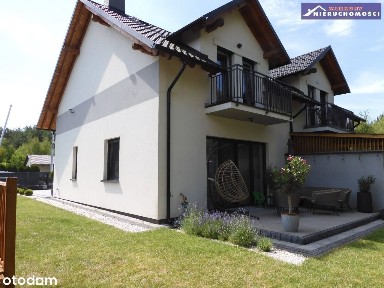 Pięknie położony przy lesie.