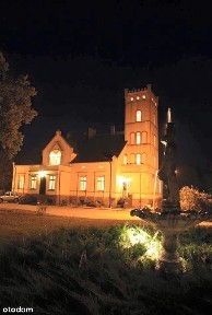 Zabytkowy dwór z 1871 roku.