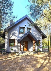 Nowy dom jednorodzinny. W lesie. Nad jeziorem Łąkie