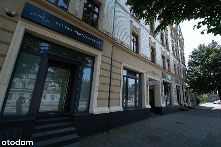 54 m2 w Katowicach ul. 1 Maja, lokal łatwy do aranżacji, duże witryny