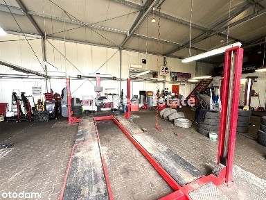 Funkcjonujący warsztat samochodowy w Baranowie.