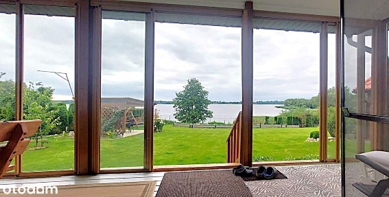 Dom z duszą pierwsza linia brzegowa jeziora.