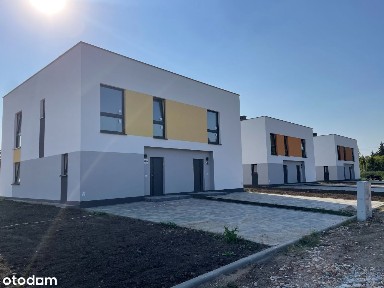 Nowoczesne bliźniaki w dobrej lokalizacji.