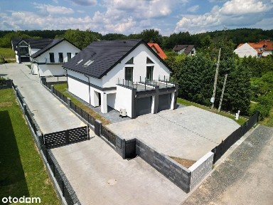 Nowoczesny dom w zabudowie bliźniaczej obok Rezerwatu Przyrody