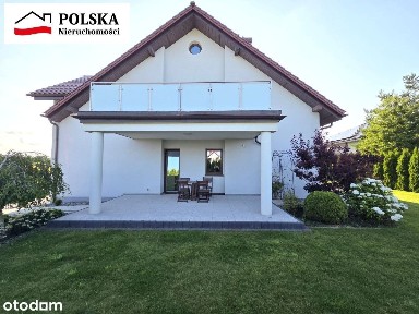 Dom z 2018 roku z widokiem na Zatokę Pucką