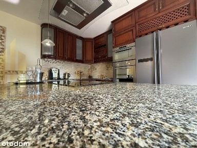 Dom z basenem i sadem