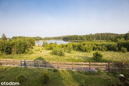 drewniany domek nad jeziorem