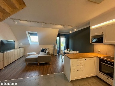 m. postojowe w cenie, z garderobą, antresolą, balkonem, klimatyzacją