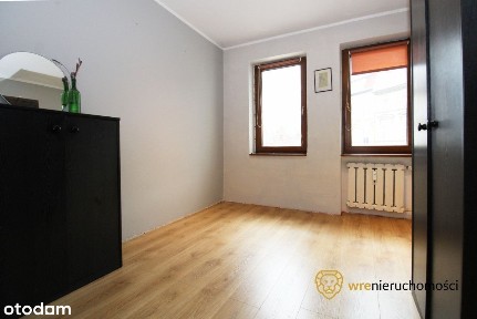 2 pokoje i osobna kuchnia / narożne okno na plac