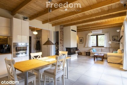 Uroczy dom w otoczeniu przyrody, blisko jeziora