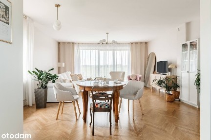 Dom w pięknej okolicy czeka na ubranie choinki.