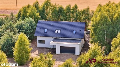 Dom z lasem na działce i podwójnym garażem