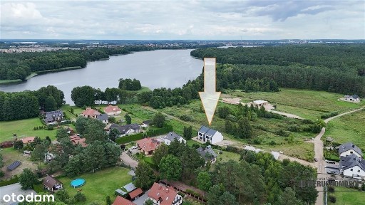 Bliźniaki w przyjeziornym osiedlu w Trzesiece