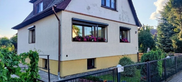 Parter domu z dużum ogrodem, dużą piwnicą ponad 70m. Super lokalizacja