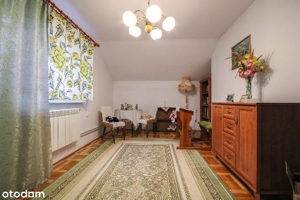 Dom z użytkowym poddaszem w spokojnej okolicy