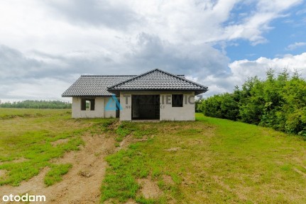 Dom jednorodzinny parterowy z wielospadowym dachem