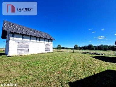 Budynek mieszkalny z domkami rekreacyjnymi.