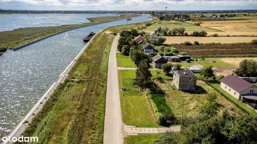 Z widokiem na wodę i ptasi rezerwat.