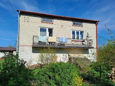 Dom piętrowy i garaże