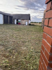 Duża działka z zabudowaniami oraz pole