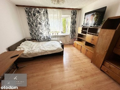 Mały dom o pow. ok. 50 m2 w zabudowie bliźniaczej.