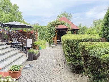 Ładny zadbany dom, z garażem, wiatą na 2 sam. ogród, sauna.