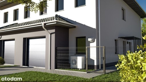 Wyjątkowy bliżniak w otoczeniu lasu.