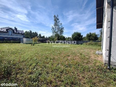 Dom z garażem dwustanowiskowym.