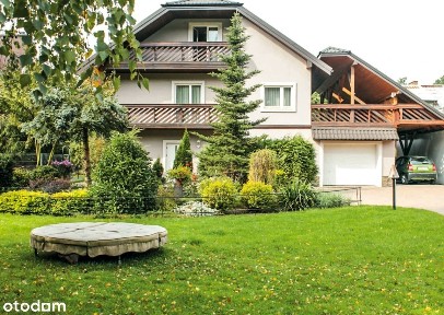 Dom z wydzielonymi dodatkowo dwoma niezależnymi mieszkaniami i ogrodem